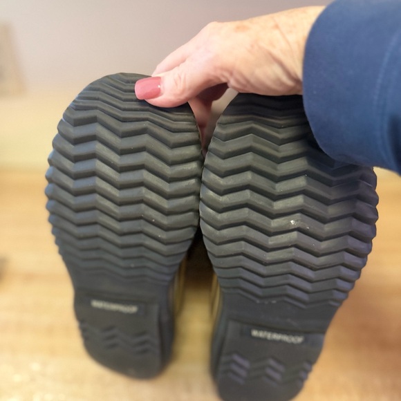 Sorel Black and Brown Faux Fur Trim Boots - Picture 5 of 6